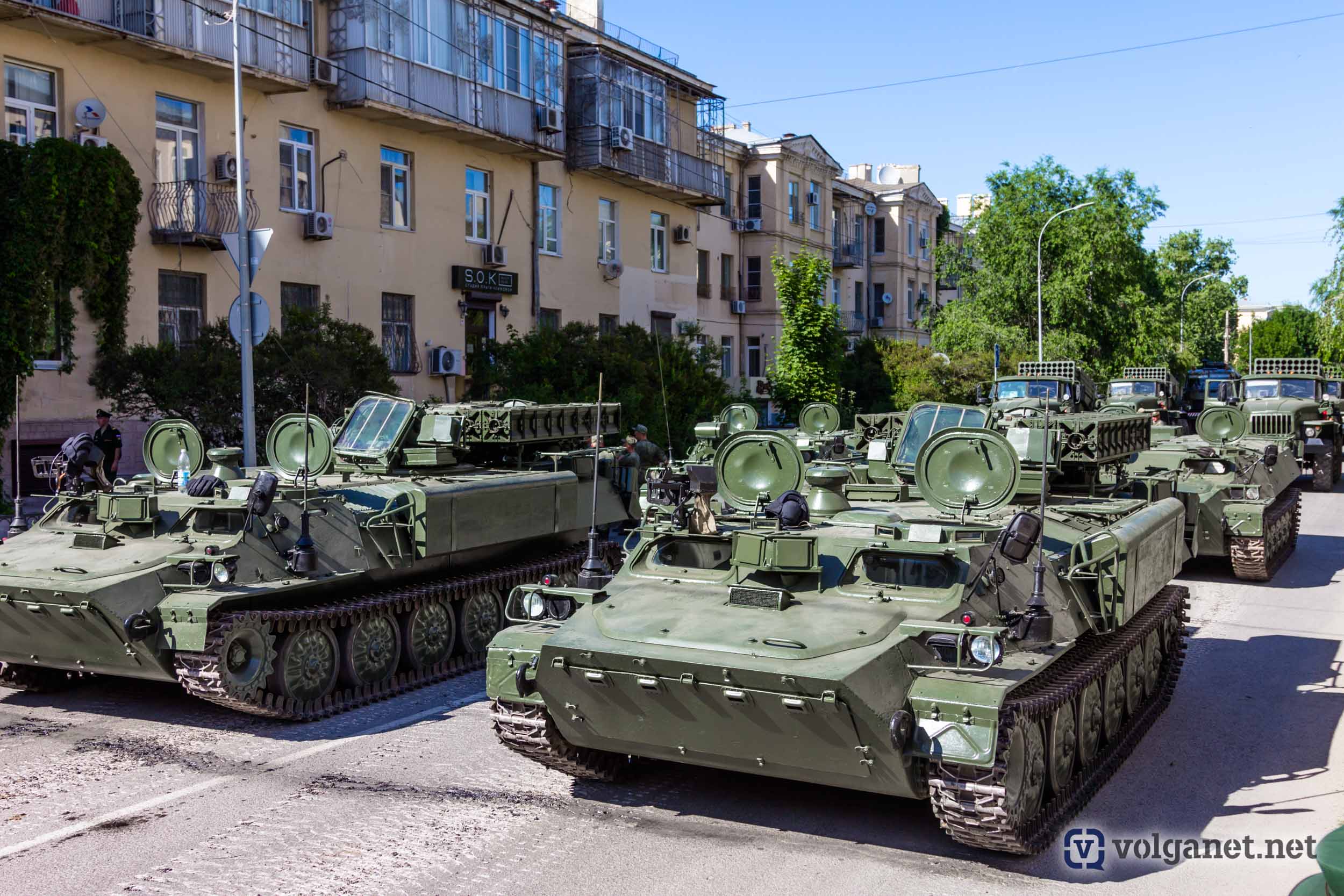 Танки и бронетехника изуродовали новый асфальт в центре Волгограда -  Volganet.net