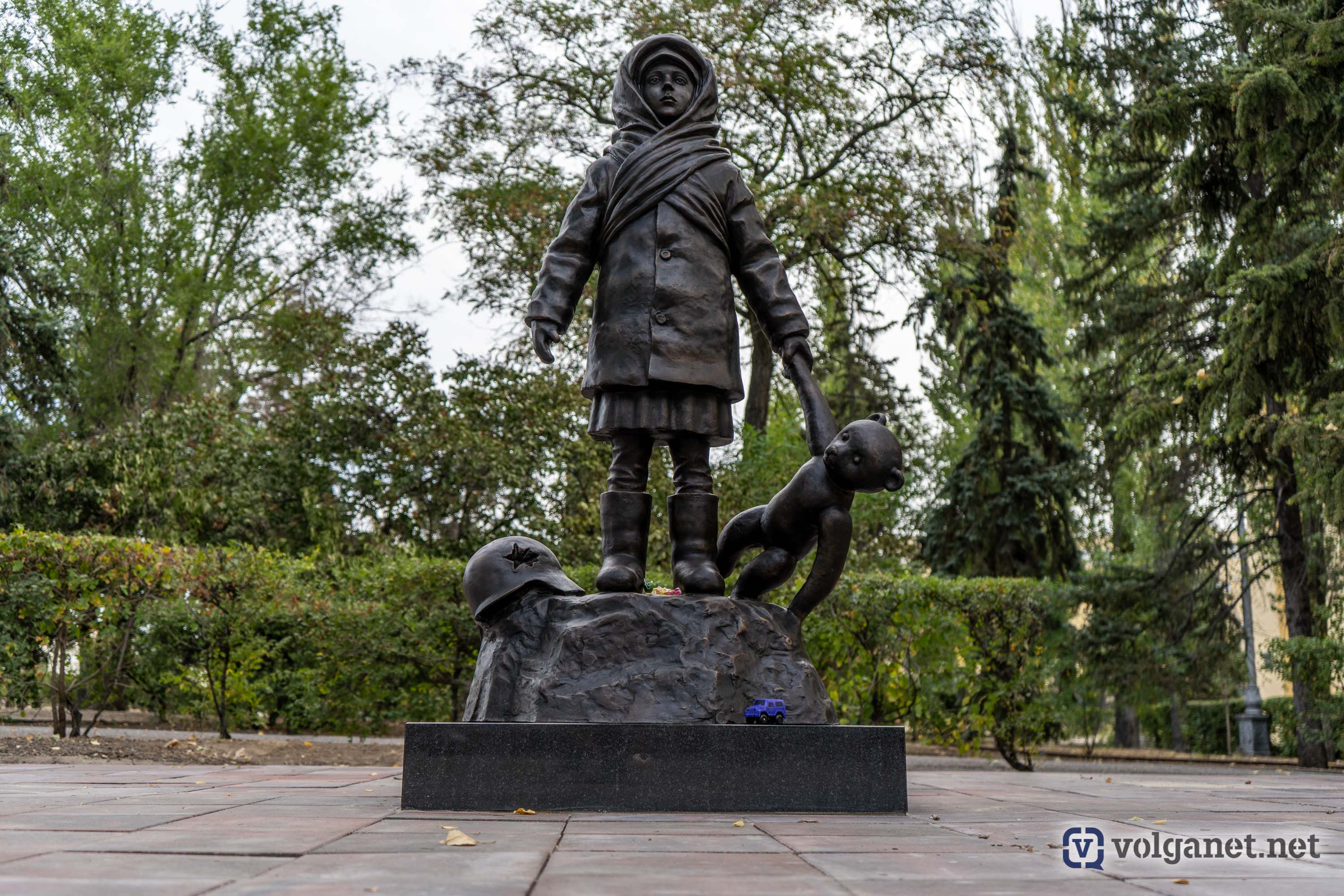 Памятник детям войны на площади Ленина в Волгограде