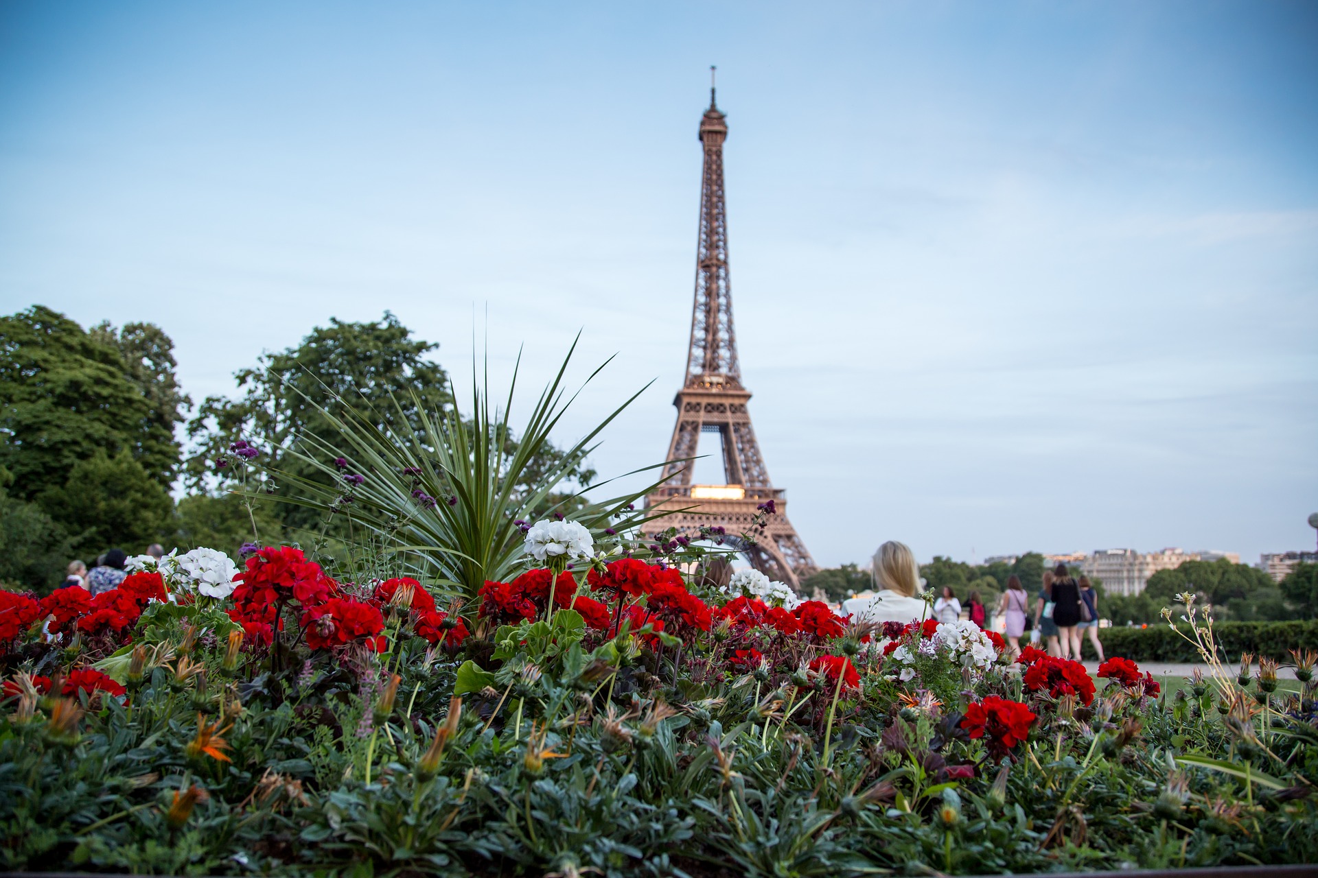 Эйфелева башня Франция цветы
