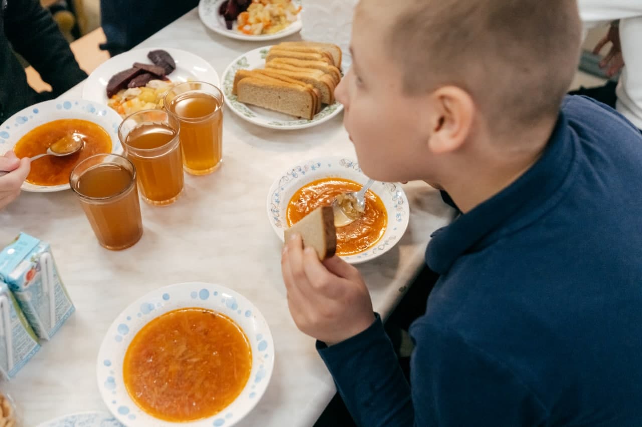 Задача в школьном буфете 1 чашка чая. Школьный обед в Украине. Школьный обед в Румынии. Школьное питание Сыктывкар. Школьные Завтраки и обеды в Грузии школьных.