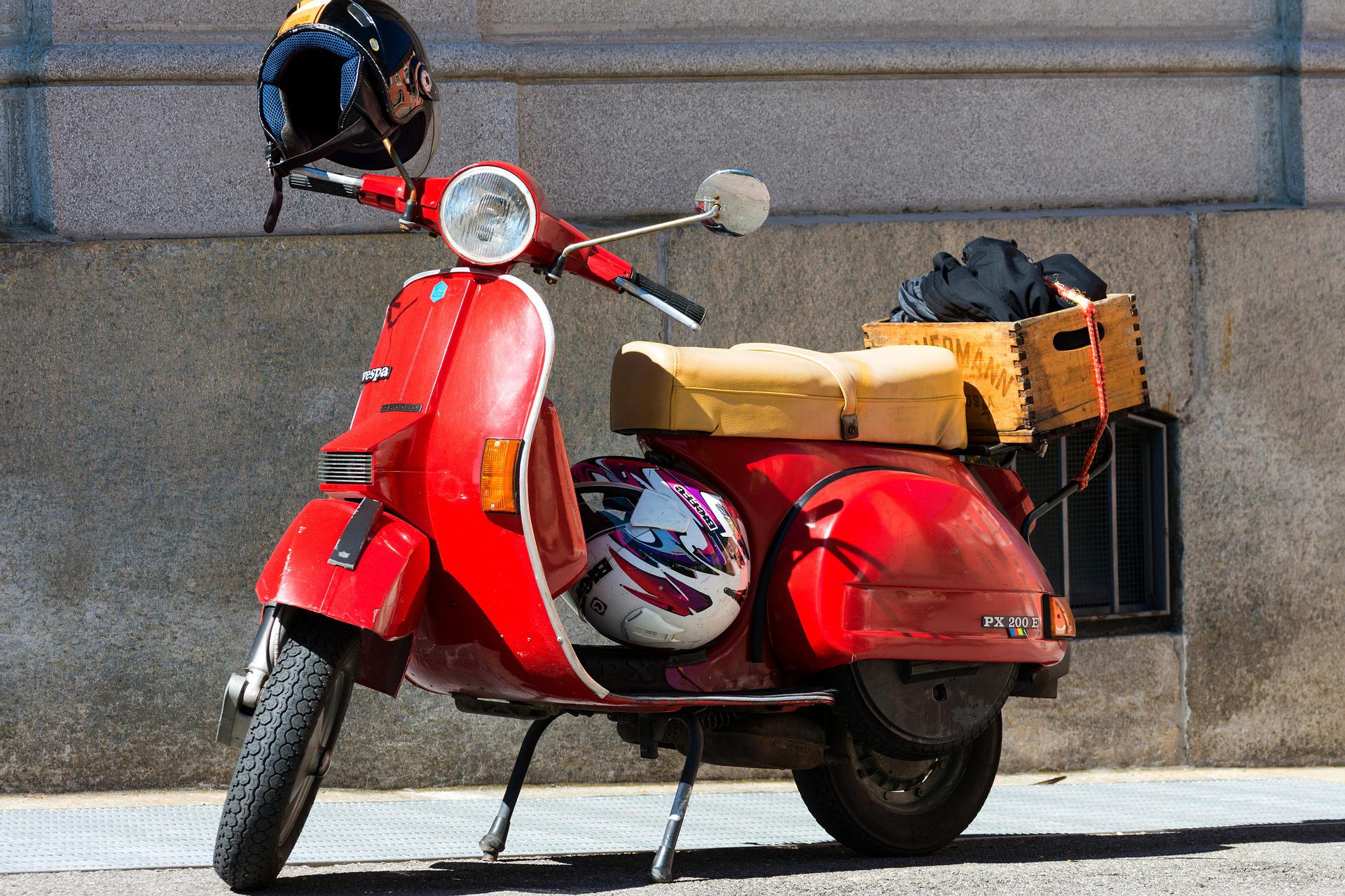 Мопед среди. Vespa 75cc. Мопед. Мопед на тротуаре. Итальянский мотоцикл Оса.