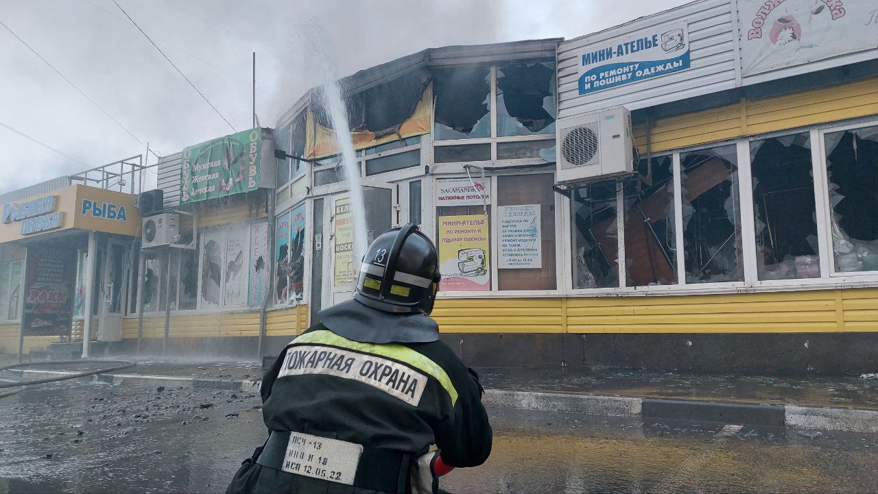 Боролись всю ночь: к утру понедельника пожарные полностью потушили горящий  рынок в Волжском - Volganet.net