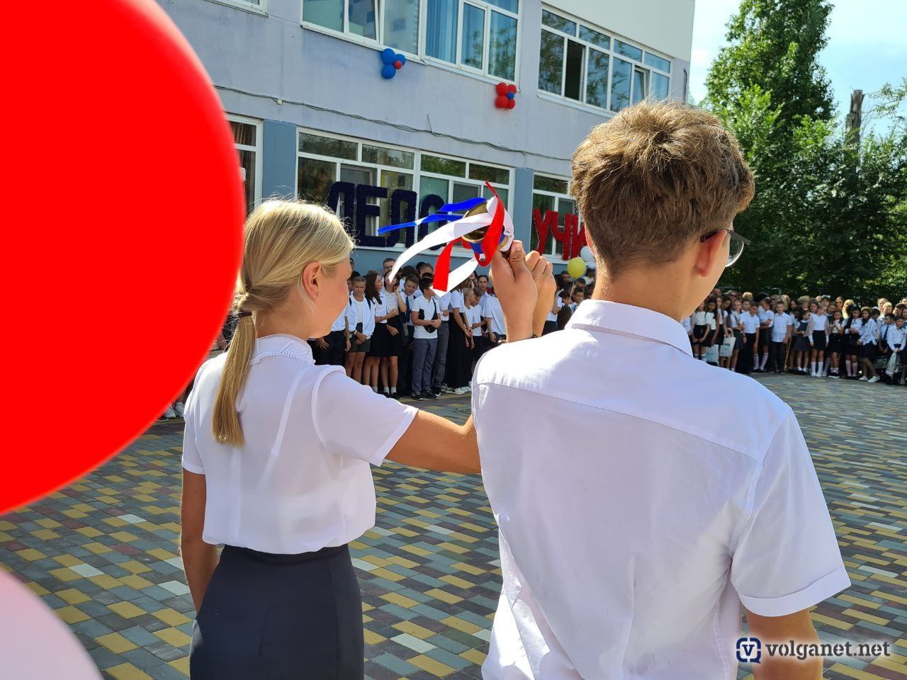 4 сентября волгоград. Подростки в школе. Торжественная линейка в садике. Школа 27 Волгоград. Школьный подросток 1 сентября.