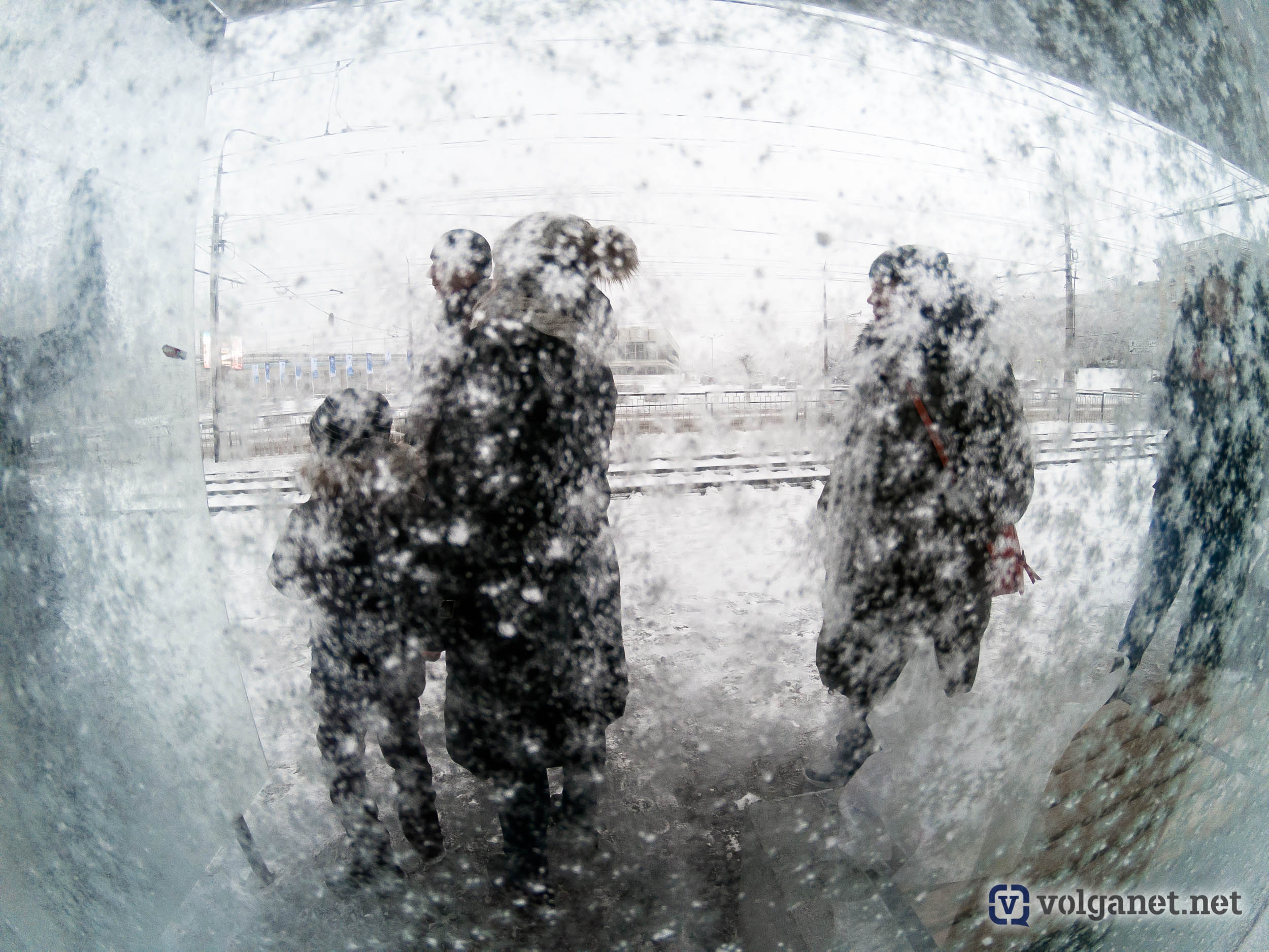 Первый снегопад. Волгоградские жители зимой. Снегопад это явление. Снег идет при плюсовой температуре.