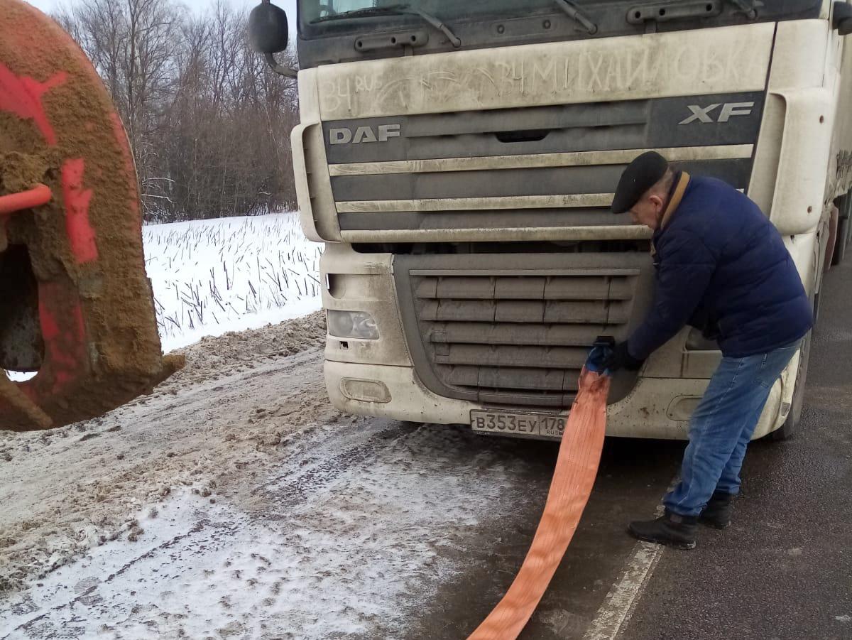 Дорожные рабочие помогли водителю сломавшейся фуры на трассе под  Волгоградом | 17.02.2023 | Волгоград - БезФормата