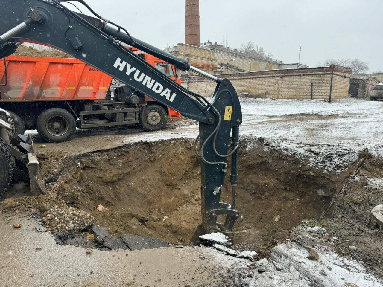 В центре Волгограда коммунальщики устраняют повреждение на теплосетях -  Volganet.net