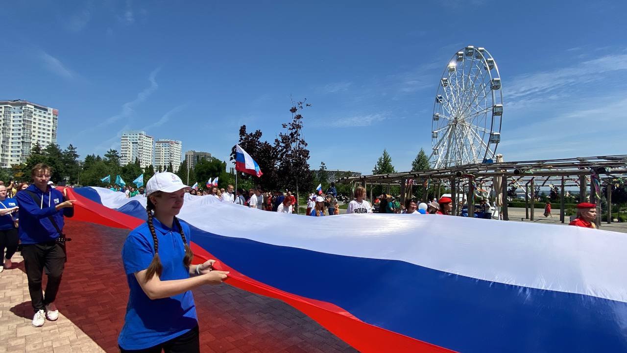 В День России в главном парке Волгограда развернут 100-метровый триколор |  10.06.2024 | Волгоград - БезФормата