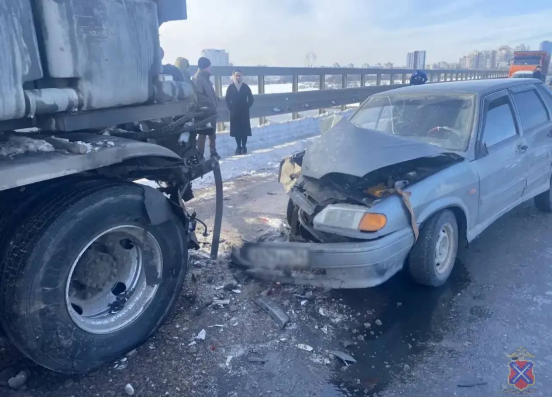 На танцующем мосту столкнулись легковушка, автобус и снегоуборочная машина