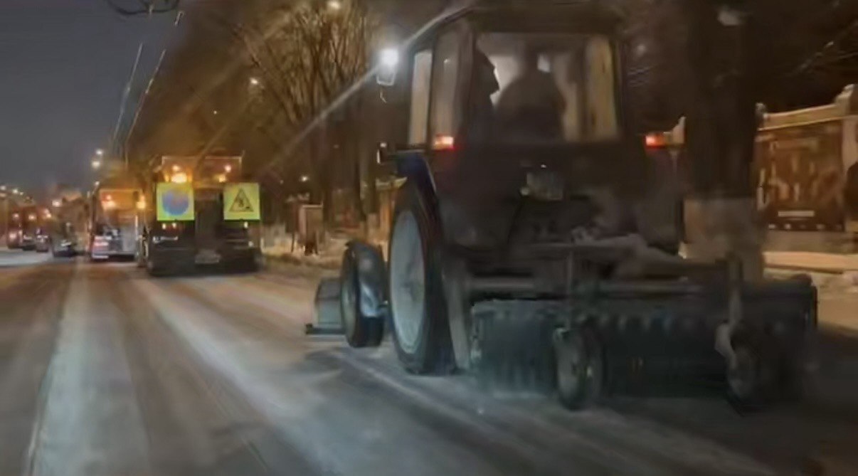 Коммунальщики Волгограда будут всю ночь расчищать город от снега